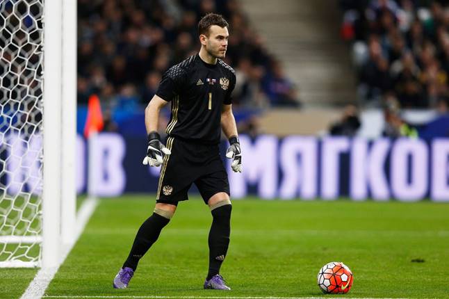 Trấn giữ khung thành cho dàn Nam vương này là thủ môn 32 tuổi người Nga Igor Akinfeev. Không chỉ sở hữu ngoại hình hấp dẫn, Igor còn là một cầu thủ vô cùng mến khách.  Anh là đại diện đầu tiên của đội bóng nước chủ nhà chào mừng các đội tuyển tham dự World Cup 2018: 