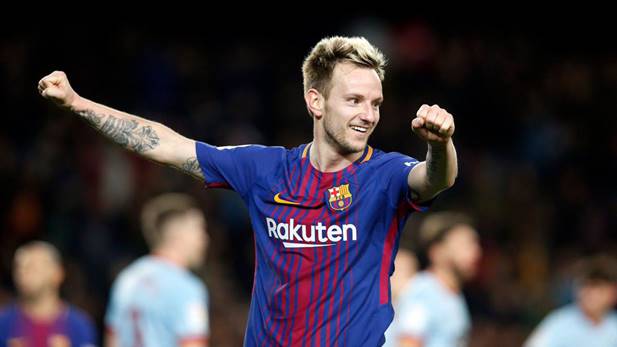 Mang vẻ đẹp lạ với chuẩn cầu thủ bóng đá, Ivan Rakitic của Croatia có mái tóc vàng, đôi mắt nai và nụ cười luôn tạo cảm giác thoải mái cho người đối diện. Anh cũng là người rất yêu mến cổ động viên, sẵn sàng bị lột... suýt sạch, tặng hết đồ cho họ sau trận đấu.