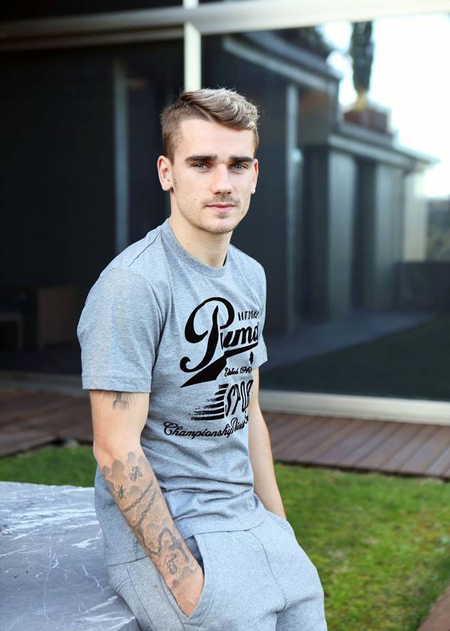 ... thì tiền đạo Griezmann của tuyển Pháp là hiện thân không thể nghi ngờ của vẻ đẹp Pháp: bồng bềnh, lãng mạn và đa tình.