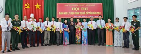  Ban Tổ chức tặng hoa cho các thí sinh tại lễ khai mạc.