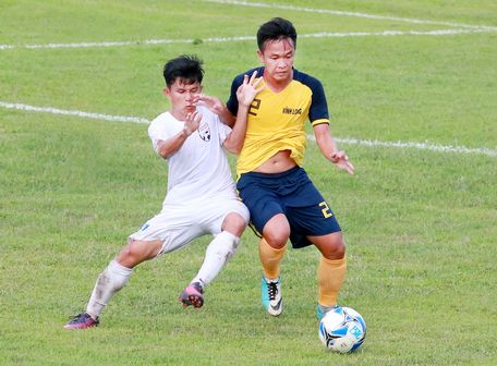Pha tranh bóng giữa Huy Long (21, An Giang- áo trắng) với Hoàng Minh (2, Vĩnh Long).