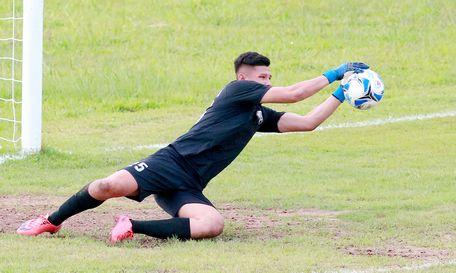  Thủ môn Thanh Nhã (25, An Giang) ngã người bắt bóng trước pha kết thúc của Đình Trường (8, Vĩnh Long).