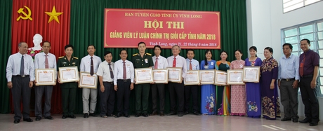 Ban tổ chức, ban giám khảo chụp ảnh lưu niệm cùng các thí sinh có thành tích xuất sắc trong hội thi.