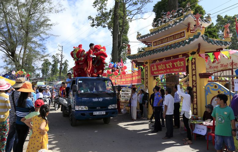 Ngay từ sáng sớm đoàn xe với đầy đủ chiêng, trống, cờ, lọng,  cùng đội nhạc lễ, đội lân,… bắt đầu đi rước sắc thần và diễu hành ở một số tuyến đường lớn quanh khu vực đình.