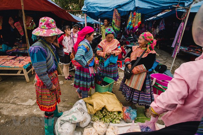  Chợ phiên Bắc Hà phân khu nhiều nhất dành cho các sản vật thổ cẩm của chị em dân tộc vùng cao. Từ bên ngoài lối vào tụ tập nhiều sạp lớn nhỏ bán túi, ví, khăn thêu tay sặc sỡ. Vào sâu trong chợ, các hàng váy áo đủ sắc màu.