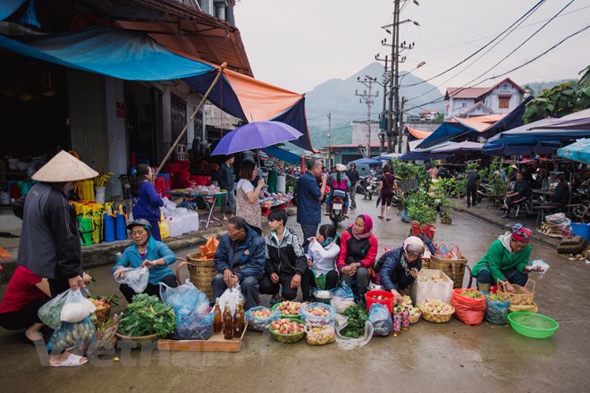  Đến đây người ta có thể tìm thấy bất kỳ vật dụng nào cần thiết cho cuộc sống của người dân tộc từ cuốc, xẻng tới đồ thổ cẩm hay thậm chí là trâu ngựa, được phân chia khá rõ ràng thành các khu chợ nhỏ hơn để dễ tìm kiếm. (Ảnh: Minh Sơn/Vietnam+)