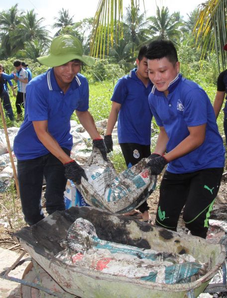 Mỗi người làm một việc để có đoạn đường mới đi lại thuận tiện hơn