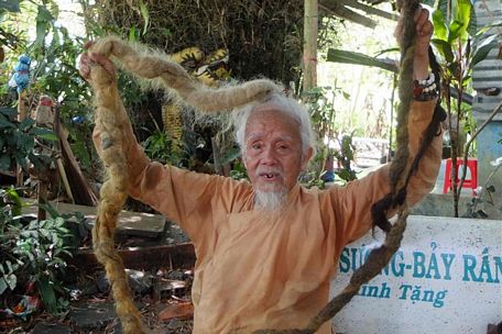 Nhìn cụ Tám như một tiên ông đắc đạo.