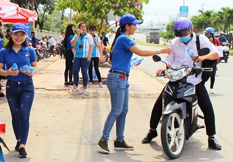 Những chai nước miễn phí phần nào động viên tinh thần các sĩ tử trong trường thi.