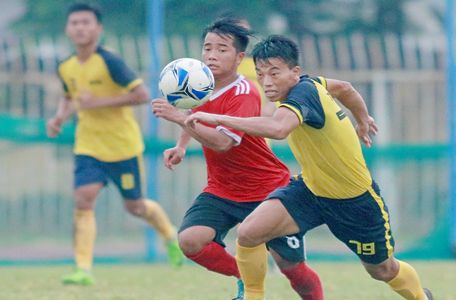 Pha tranh bóng giữa Đức Bốn (79, Vĩnh Long- áo vàng) với Bảo Anh (8, Tiền Giang).
