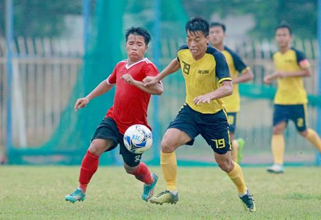 Pha tranh bóng giữa Đức Bốn (79, Vĩnh Long- áo vàng) với Bảo Anh (8, Tiền Giang).