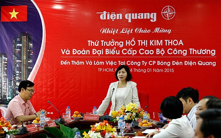 Sau ông Vũ Huy Hoàng, bà Hồ Thị Kim Thoa - Thứ trưởng Bộ Công thương được xác định có nhiều vi phạm, khuyết điểm trong việc cổ phần hóa doanh nghiệp; kê khai tài sản, thu nhập không đúng, không đầy đủ... Bà Thoa đã bị cảnh cáo và miễn nhiệm chức vụ Thứ trưởng. (Ảnh: dienquang.com)