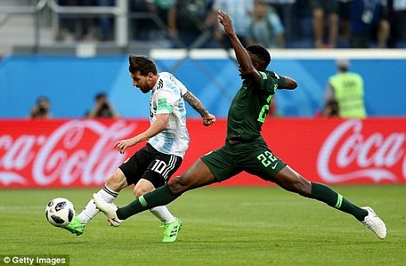 Messi ghi bàn mở tỉ số trận đấu.