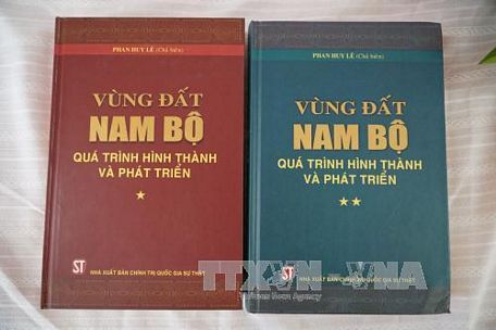 Công trình “ Vùng đất Nam Bộ - Quá trình hình thành và phát triển” do GS Phan Huy Lê chủ biên, nhà xuất bản Chính trị Quốc gia-Sự thật xuất bản, phát hành năm 2016, gồm hai tập tổng cộng hơn 1.500 trang.“Vùng đất Nam Bộ - Quá trình hình thành và phát triển” là công trình nghiên cứu thuộc thể loại lịch sử được Hội đồng nghiệm thu cấp Nhà nước nghiệm thu, đánh giá loại xuất sắc vào năm 2011. Công trình là báo cáo tổng quan rút gọn từ 11 đề tài, mỗi đề tài khoảng 500 trang đến 700 trang. Ảnh: Phương Vy/TTXVN