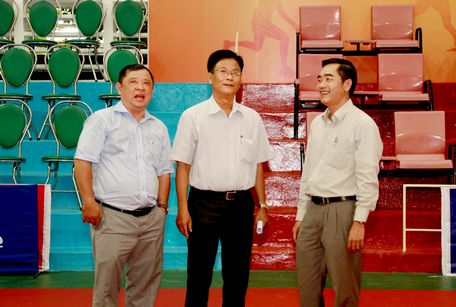  Ông Lê Thanh Tuấn- Giám đốc Sở Văn hóa, Thể thao và Du lịch tỉnh kiêm Phó trưởng Ban thường trực giải (đứng giữa) trong buổi kiểm tra công tác tổ chức giải.