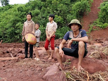 Gia đình anh Quàng Văn Ố, ở bản Noong Hẻo 1, xã Noong Hẻo, huyện Sìn Hồ bị cơn lũ phá hủy hoàn toàn ruộng nương cùng ao cá bị mất trắng, ngậm ngùi trước cảnh hoang tàn do lũ gây ra. (Ảnh: Quý Trung/TTXVN)