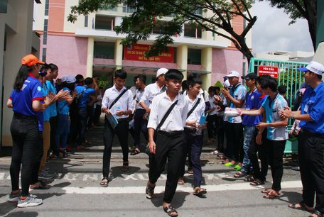 Những tràng pháo tay chúc mừng thí sinh hoàn thành tốt kỳ thi.