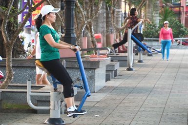 Việc lắp đặt thiết bị tập luyện TDTT ngoài trời miễn phí là mô hình thí điểm của TP Vĩnh Long, tạo điều kiện để mọi người được luyện tập TDTT mỗi ngày.