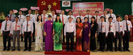 BCH nhiệm kỳ mới ra mắt đại hội.