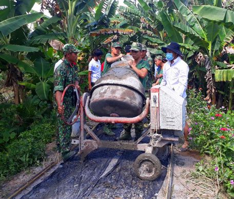 Thực  hiện công trình đường đan tại ấp Mương Điều (xã Tích Thiện)