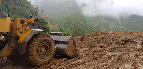 Cơ quan chức năng nỗ lực khắc phục hậu quả do thiên tai. Ảnh: XUÂN TUYẾN