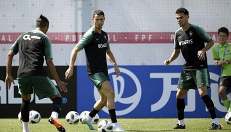 Uruguay vs Bồ Đào Nha là một trong số những cặp đấu đáng chờ đợi ở vòng 1/8 (Ảnh: Getty).