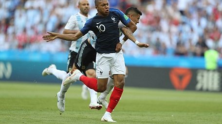 Sau khi giúp mang lại quả 11m thì Mbappe có cú đúp cho riêng mình