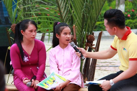 Em Trần Thị Kim Mỹ Nhân (xã Thuận Thới- Trà Ôn) bị mắc căn bệnh lõm ngực bẩm sinh. Em rất thích vẽ tranh. Trong tranh của em có lớp học, ngôi trường và không thể thiếu hình ảnh của mẹ.