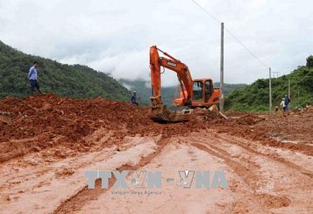 Công ty xây dựng và quản lý đường bộ 1 (Lai Châu) huy động máy móc phương tiện khắc phục khai thông tuyến giao thông trên quốc lộ 4H đường đi Mường Tè Lai Châu - Mường Nhé Điện Biên. Ảnh: Quý Trung/TTXVN