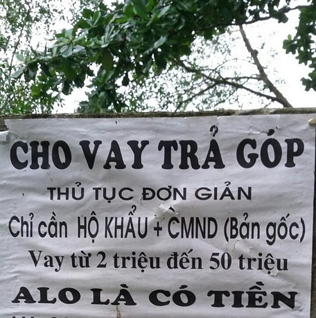 Treo quảng cáo cho vay khắp nơi.