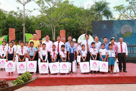 Ngoài được hỗ trợ hàng tháng, các em còn nhận được quà (mỗi phần 500.000đ) của Ngân hàng Chính sách xã hội Chi nhánh Vĩnh Long.