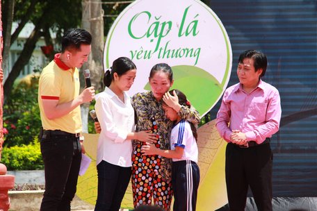 2 chị em Ngọc và Ngân xúc động khi gặp được mẹ.