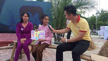 Em Trần Thị Kim Mỹ Nhân (xã Thuận Thới- Trà Ôn) bị mắc căn bệnh lõm ngực bẩm sinh. Em rất thích vẽ tranh, trong tranh của em có lớp học, ngôi trường và không thể thiếu hình ảnh của mẹ.