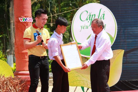 Em Phạm Văn Việt (17 tuổi, TP Vĩnh Long) được nhận tiếp sức mỗi tháng 1 triệu đồng của Trường ĐH Sư phạm kỹ thuật Vĩnh Long.