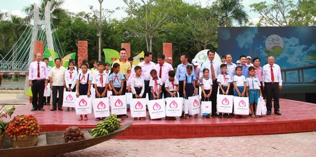 goài được hỗ trợ hàng tháng, các em còn nhận được quà (mỗi phần 500.000 đồng) của Ngân hàng Chính sách Xã hội Chi nhánh Vĩnh Long.