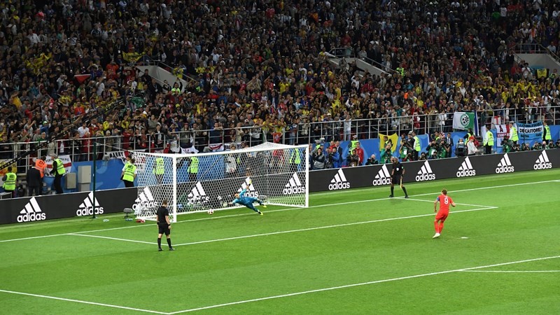 Harry Kane sút thắng loạt penalty đầu tiên.