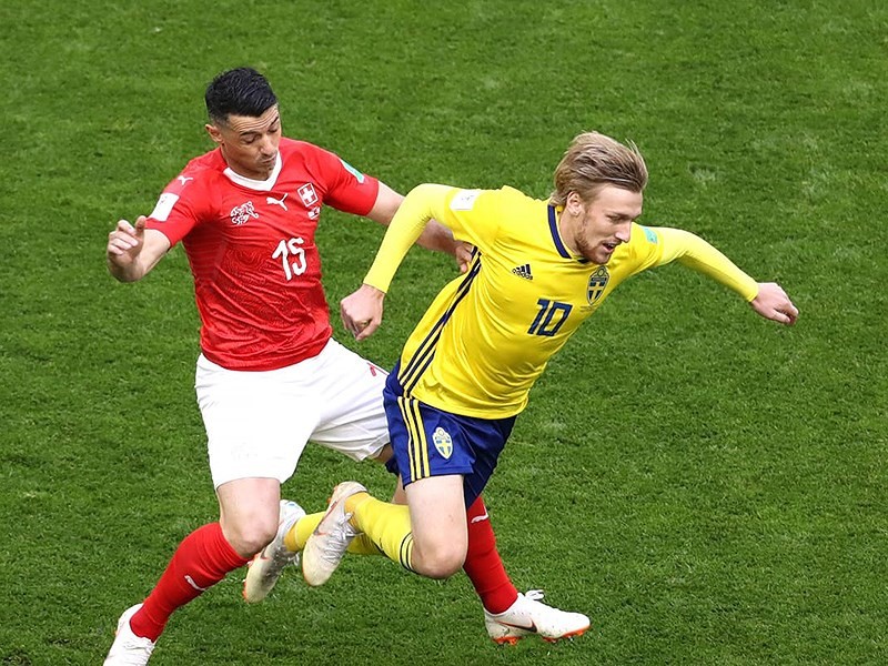 Forsberg (10), cầu thủ thực hiện cú sút xa chạm chân trung vệ Akanji làm đổi hướng bay tạo nên quỹ đạo hiểm thành bàn duy nhất của trận đấu. Ảnh: fifa.com