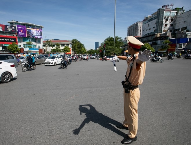 Mặt trời soi bóng người đổ thẳng đứng. Những chiến sỹ CSGT 