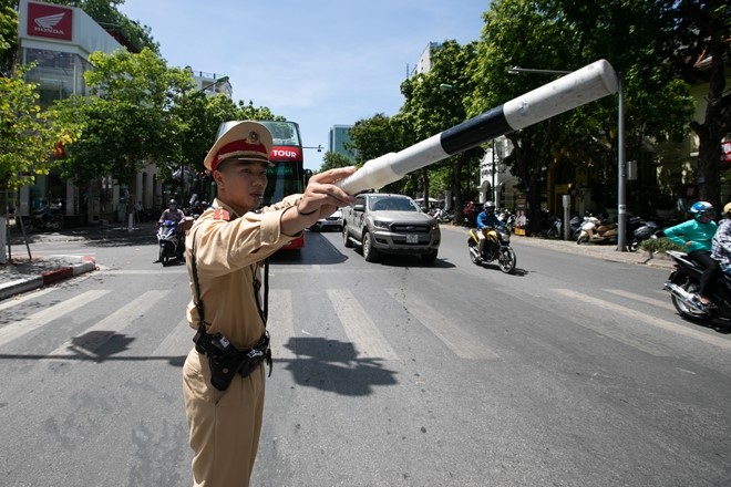 Khu vực ngã tư Điện Biên Phủ vào thời điểm 11h trưa, các chiến sĩ CSGT thuộc Đội CSGT số 2 đang bám mặt đường điều khiển phương tiên giao thông.