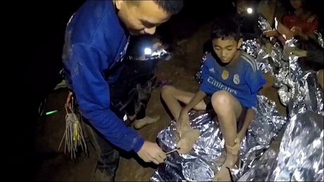 Đội cứu hộ bôi thuốc cho một thành viên trong đội bóng. (Ảnh: Reuters)