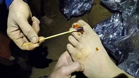 Đội cứu hộ đã mang thuốc men và thực phẩm tới chỗ đội bóng (Ảnh: Nation)