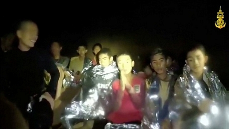 Các thành viên trong đội bóng đang được học bơi và lặn để chuẩn bị ra khỏi hang (Ảnh: Reuters)