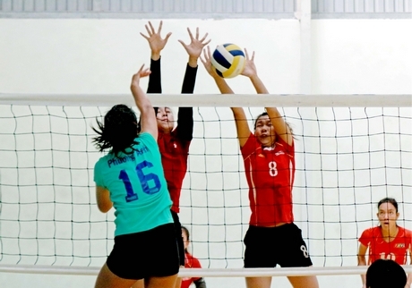 Pha chắn bóng của Bé Ngọc (6), Thanh Trúc (8, THVL) trước Phương Anh (16, TP Hồ Chí Minh).