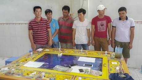 Một nhóm người đánh bạc cùng tang vật bị công an tạm giữ.