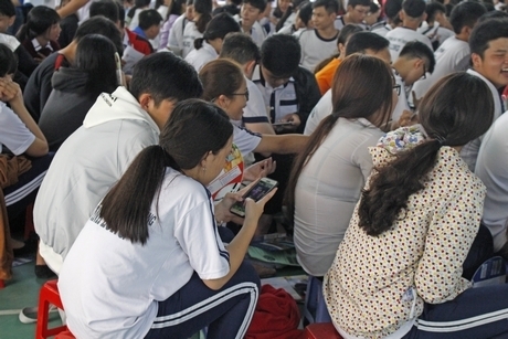 Sử dụng điện thoại mọi lúc mọi nơi lâu dần thành nghiện. Ảnh: CAO HUYỀN