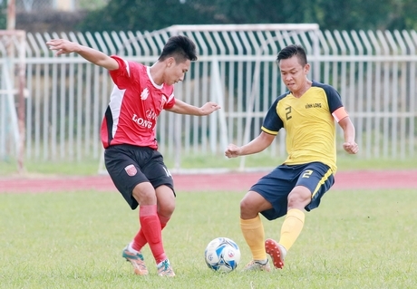 Hoàng Minh (2, Vĩnh Long- áo vàng) trước Thanh Tuấn (14, Long An).