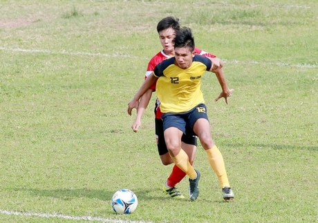 Hoàng Khang (12, Vĩnh Long- áo vàng) trước Khắc Vũ (27, Long An).