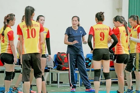 HLV Đào Thị La đang chỉ đạo các VĐV đội THVL trong trận giành thắng lợi 3-2 trước VTV Bình Điền Long An.