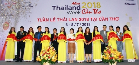 Các đại biểu cắt băng khai mạc hội chợ. Đây là dịp để người dân mua sắm, tham quan các dịch vụ, sản phẩm Thái Lan.