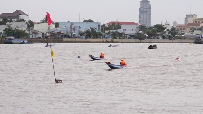 Các tay đua bắt đầu xuất phát